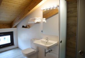 a bathroom with a sink and a toilet at Hotel Rural Oasibeth in Frómista