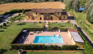 een luchtzicht op een huis met een zwembad bij il Chiassetto Agriturismo No Kids in Cascina