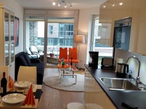 a kitchen and living room with a counter top at Ferienwohnung Koralle - Am Wasser in Bremerhaven