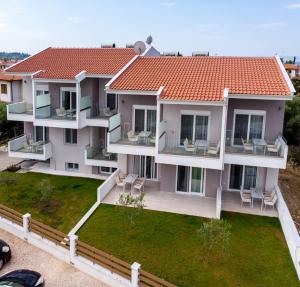 una vista aérea de una casa con techo naranja en The PAPOUTSAKIS apartments en Nikiti