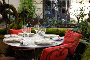 - une table avec des verres à vin et des serviettes dans l'établissement Logis de la Cadène - Teritoria, à Saint-Émilion