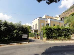 an empty street with a building in the background at B&B Montereale in Monreale