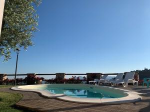 a small swimming pool with chairs and a table at B&B I 4 Sentieri in Castel San Pietro Romano