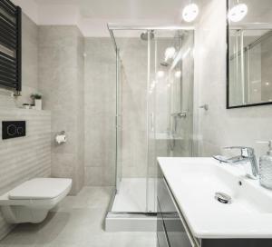 Ένα μπάνιο στο Apartament BLUE Gardenia Dziwnów +18 φωτογραφίες