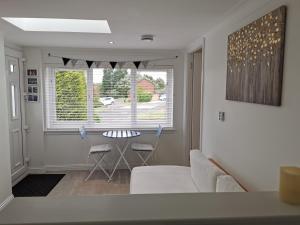 uma sala de estar com um sofá, uma mesa e uma janela em Executive Annex - Dunfermline em Dunfermline