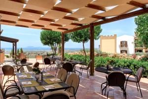 Un restaurante o sitio para comer en Hotel Baglio Oneto dei Principi di San Lorenzo - Luxury Wine Resort