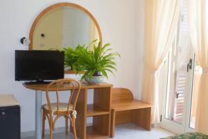 TV a/nebo společenská místnost v ubytování Hotel Grotticelle