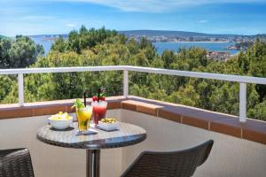 - une table sur un balcon avec des boissons dans l'établissement Salles Hotels Marina Portals, à Portals Nous