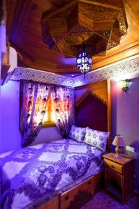 เตียงในห้องที่ Riad Mehdi Meknès