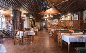 - un restaurant avec des tables et des chaises dans une salle dans l'établissement Ski Hotel Katerina, à Bansko