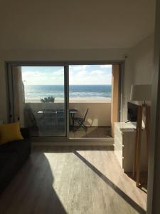 a living room with a view of the ocean at Studio pleine vue sur l'océan - Soulac sur Mer in Soulac-sur-Mer