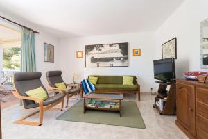 - un salon avec un canapé et une télévision dans l'établissement Clivies 1B, à Port de Pollença