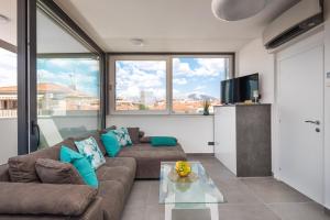 Televízia a/alebo spoločenská miestnosť v ubytovaní Villa Muller Apartments