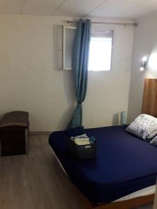 - une chambre avec un lit bleu et une fenêtre dans l'établissement Maison à 1 minute de la plage, à Vinaròs