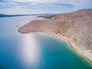 uma vista aérea de uma praia e do oceano em Apartmani Komešić em Zubovici