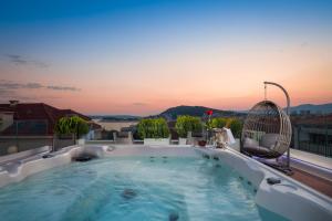 bañera de hidromasaje en la azotea de una casa en Villa Muller Apartments en Split