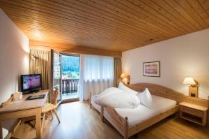 Postel nebo postele na pokoji v ubytování Hotel Bellaval Scuol + 33 fotografií