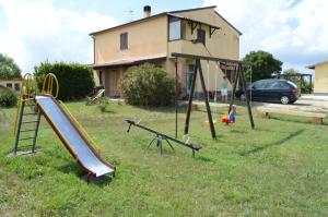 La SdrisciaにあるAgriturismo Oasisの家庭の滑り台付き遊び場