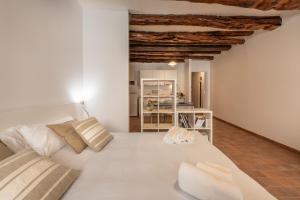 un soggiorno con un grande divano bianco in una camera di Remy apartment a Cagliari