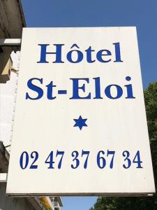 un panneau indiquant un hôtel st elmo sur un bâtiment dans l'établissement Hôtel Saint Eloi, à Tours