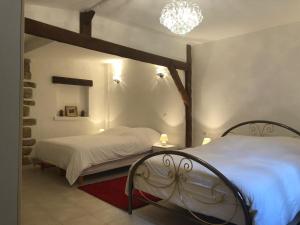 Ένα ή περισσότερα κρεβάτια σε δωμάτιο στο Maison en bord de seine