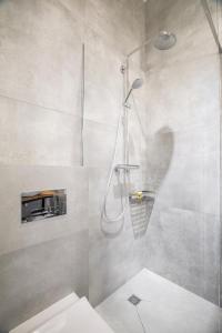 łazienka z prysznicem i toaletą w obiekcie Loft Apartments Poznań w Poznaniu