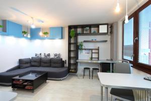 uma sala de estar com um sofá e uma mesa em Apartmán 77 em Loučná nad Desnou