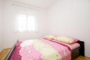 Postel nebo postele na pokoji v ubytování Apartments and Rooms Mišić
