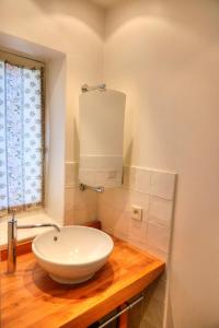 een badkamer met een witte wastafel op een houten aanrecht bij Anne de la Maison Blanche in Avignon +88 foto's