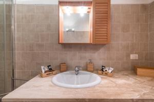 un bancone del bagno con lavandino e specchio di Remy apartment a Cagliari Altre 16 foto