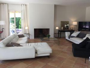 sala de estar con muebles blancos y chimenea en Bastide des Lauves, en Aix-en-Provence