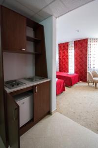 Hotel Nar Gevgelija的厨房或小厨房