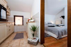 een slaapkamer met een bed en een tv in een kamer bij Apartment Len in Rovinj