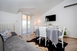 een woonkamer met een tafel en een bank bij Apartment Len in Rovinj