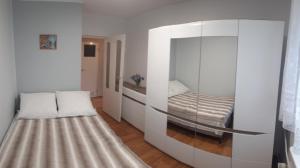 Cette chambre dispose d'un lit et d'une paroi en verre. dans l'établissement Apartament Jana z Kolna, à Ustka