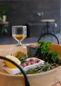 einen Tisch mit einem Glas Wein und einem Teller Essen in der Unterkunft Kurhaus Marienkron in Mönchhof