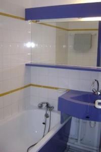A bathroom at Moliets Plage Appartement pour 4 Piscine proche Plage et Commerces