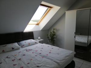 Schlafzimmer mit einem großen Bett und einem Fenster in der Unterkunft Ferienwohnung Panoramablick in Lieser