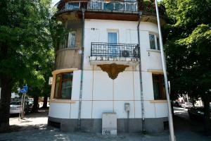 un edificio con un balcón en el lateral. en Varchev 1, en Varna