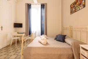 una piccola camera con letto e scrivania di Il Tarì Apartment a Palermo