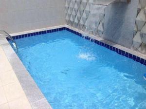 馬塞約的住宿－Confortável apartamento com piscina 300mt da praia，大楼内的一个蓝色海水游泳池