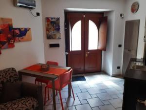 a room with a door and a table and chairs at Casa LuLù in Catanzaro +16 photos