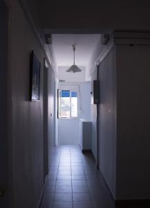 un corridoio vuoto con finestra in una stanza di Hotel Asteria ad Agios Kirykos