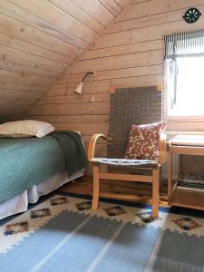 Ένα ή περισσότερα κρεβάτια σε δωμάτιο στο Sjöbacken Gård
