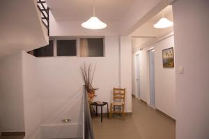 un couloir avec un escalier et une chaise dans la chambre dans l'établissement Hotel Asteria, à Agios Kirykos