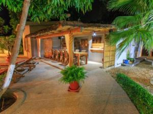 a small house with a table and chairs in it at B & B Teranga Warang in Ouoran