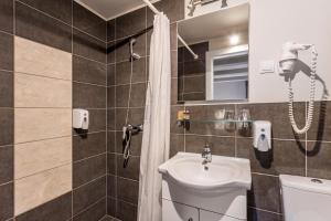 A bathroom at Hotel Mika Downtown