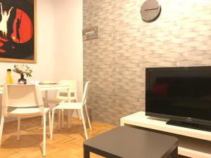 Televízia a/alebo spoločenská miestnosť v ubytovaní Rent0nline Hoża Apartment Center Metro