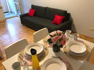 Posedenie v ubytovaní Rent0nline Hoża Apartment Center Metro