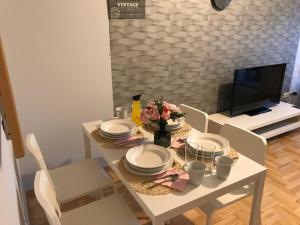 Televízia a/alebo spoločenská miestnosť v ubytovaní Rent0nline Hoża Apartment Center Metro